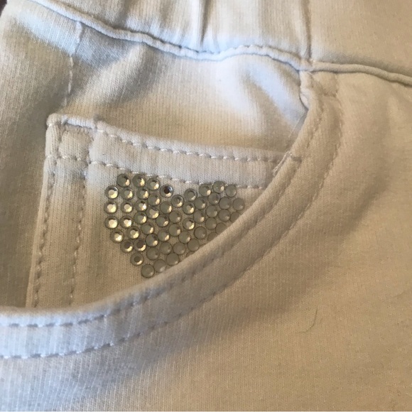 🆕NWOT Quacker Factory White Capri Pants with Scallop Hem & Floral Cut Outs - Picture 4 of 6